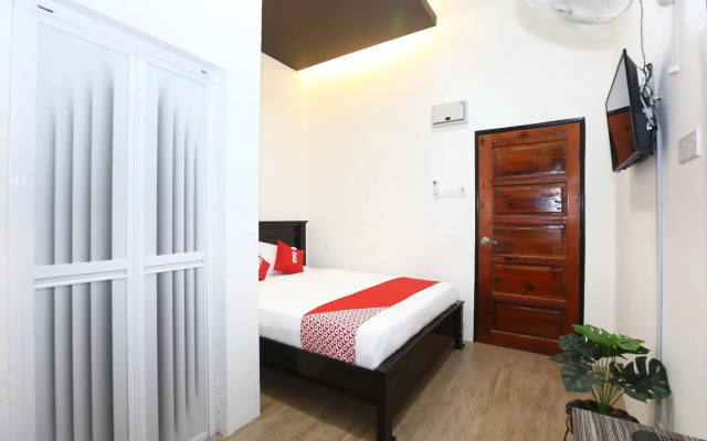 Super OYO 89678 Ady Hotel