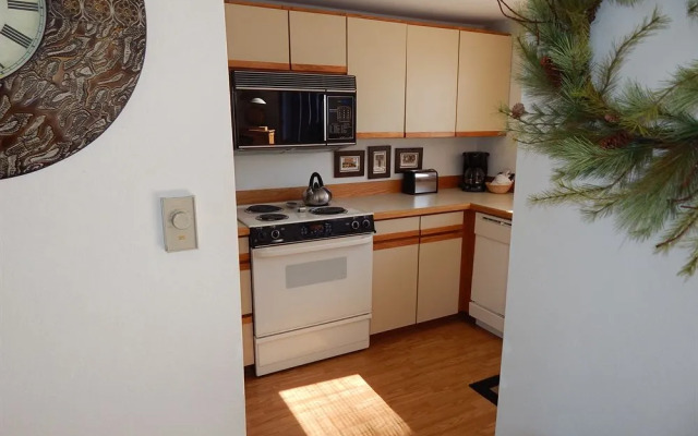 Crestview Condominium's