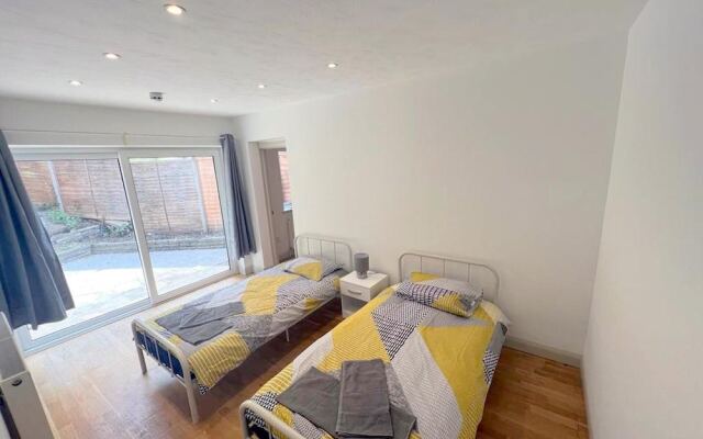 Twin Studio Flat in Sutton - Ground Floor