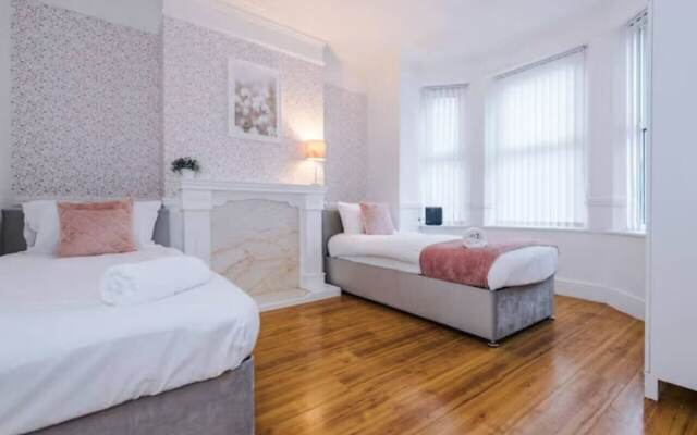 Spacious 4-Bed House Manchester