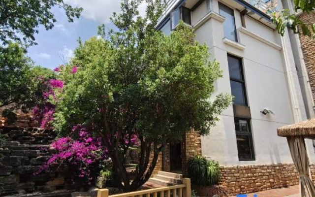 Maitreya Spring · Yishu Courtyard Villa (Huquan Ecological Park Store) — 3-star hotel in Mile