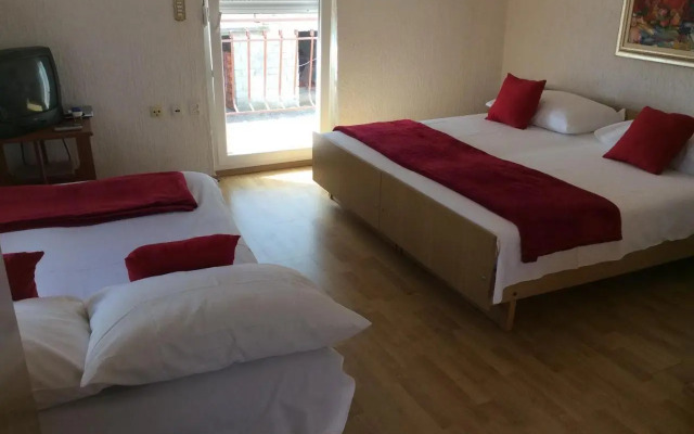 Lovely Apartment in Pirovac With Balcony