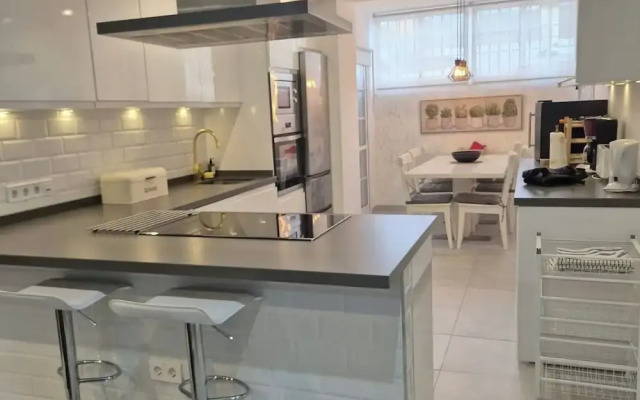 Luxurious Three Bedroom Duplex Apt Close to Beach
