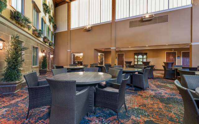 Best Western Plus White Bear Country Inn