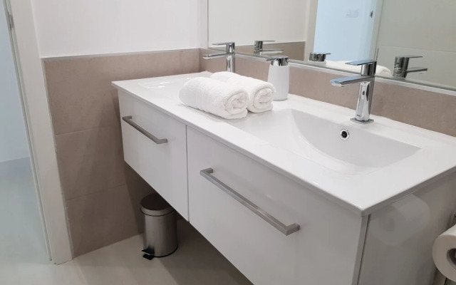 Contemporary two Bed, two Bath Apartment