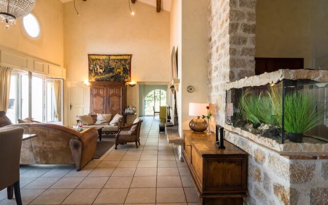 Spacious Villa in La Gaude With Swimming Pool