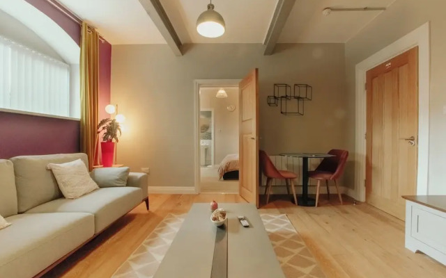 Chic & Cheerful 1bedroom in Historic Building