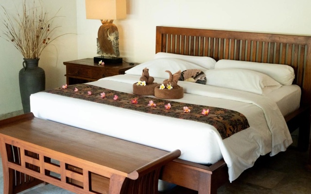 Aloka Bahari Villas – Guest Rooms – Tembok