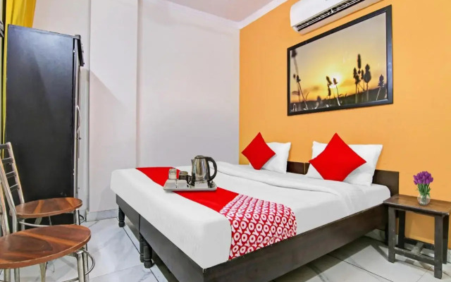 OYO Flagship 70237 Cozy Stay Deluxe