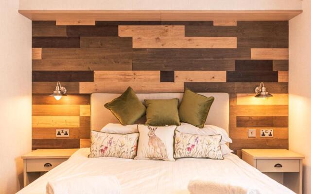 Hemingway Lodge with Hot Tub