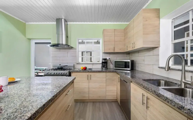 Renovated 4br2ba w Private Pool in Prime Location