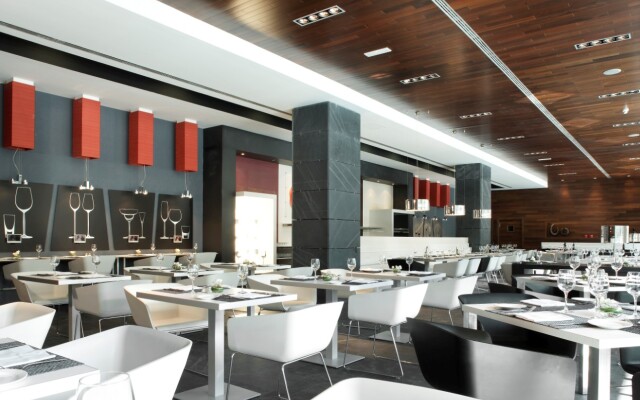 Отель ILUNION Atrium