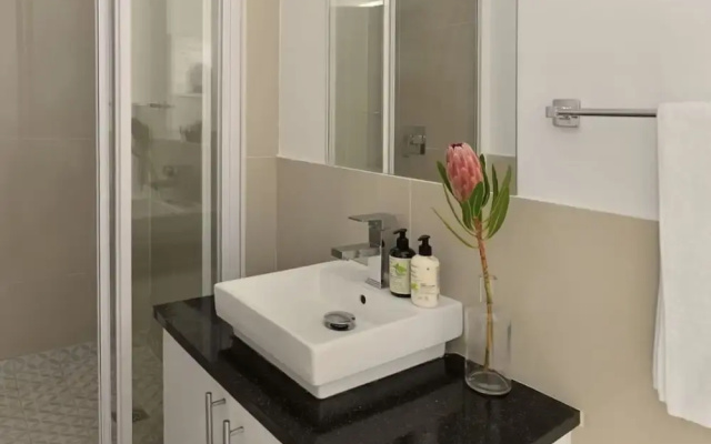 Modern 2-bed Green Point Haven Stylish Central