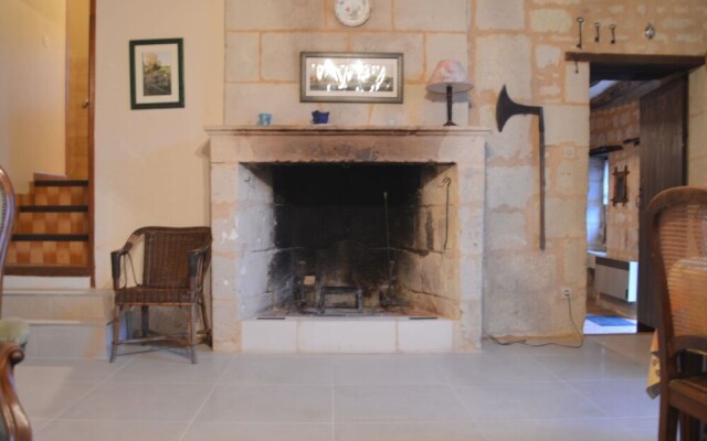 Cozy Holiday Home Near Forest in Lerné