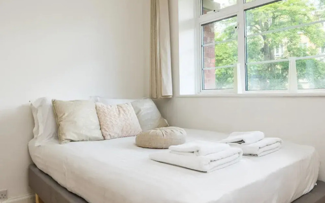 NEW 3BD West Kensington Flat Close to City