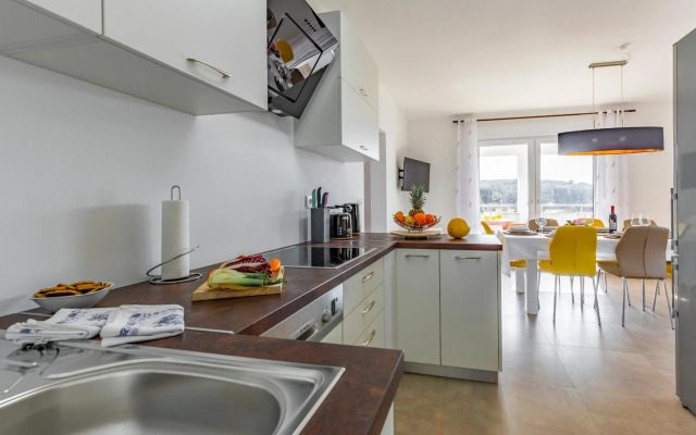 Holiday House emjalemi