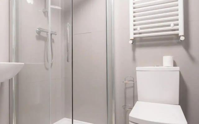 D'luxe 5 Beds Home in Isleworth London