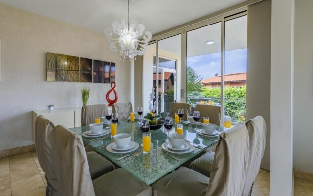 4BR 3BA w Pool Sleeps 10 200m From Eagle Beach