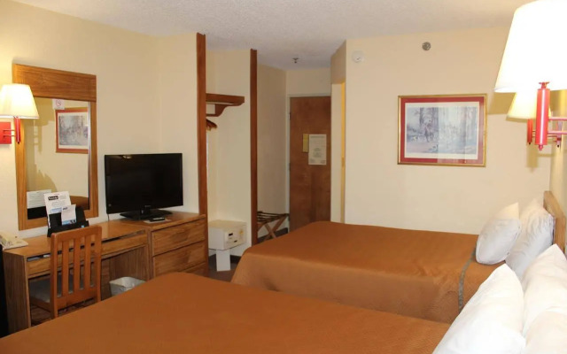 Travelodge by Wyndham Perry National Fairgrounds Area I-75