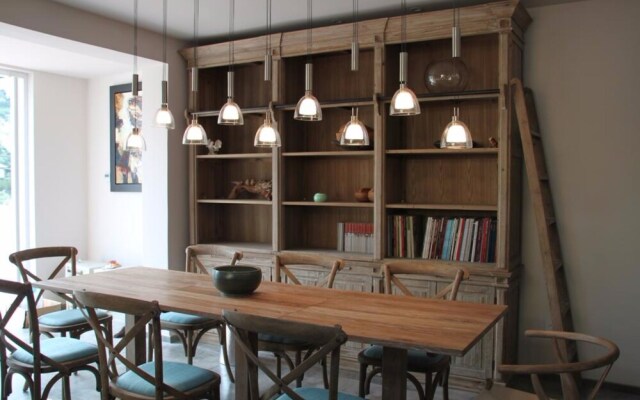 Hangzhou Yunqi Fan Path Blue b&B