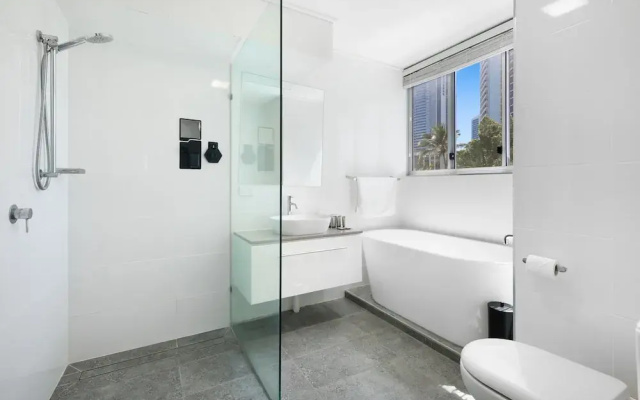 Stylish 2-bed in Surfers Paradise With River Views