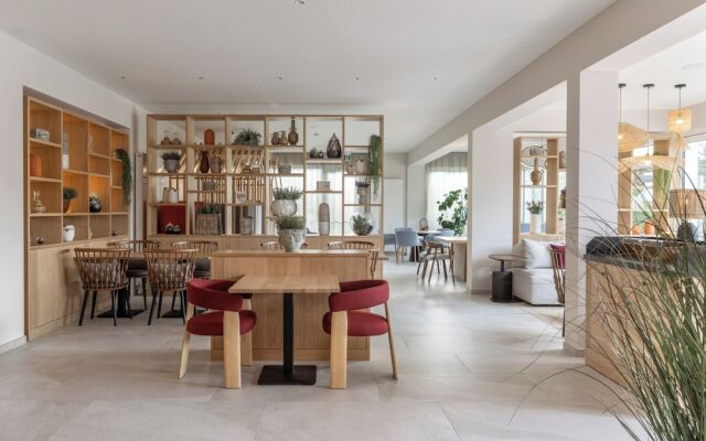 Ascona Lodge, Pool & Garden Retreat