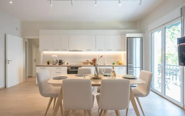 Stylish 2BDR Apt by Acropolis