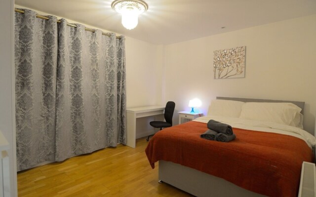 City Centre Hunsaker 3 Bedroom Serviced Apartment + Parking