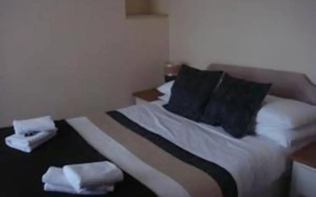 Cross Street Guesthouse & B & B