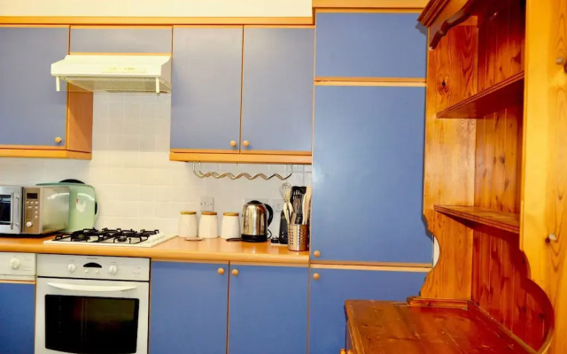 Spacious 2 Bedroom Ground Floor Flat in Leith