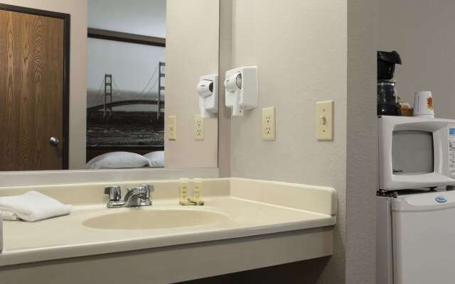 Super 8 by Wyndham Manistee