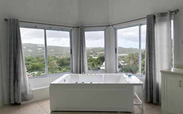 Luxury 5BD Villa - Massive Pool & Outdoor Vibe
