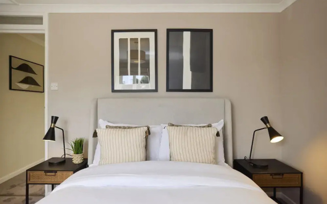 Chiswick Townhouse with Garden & Parking