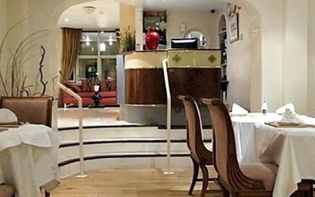 Thameside Hotel