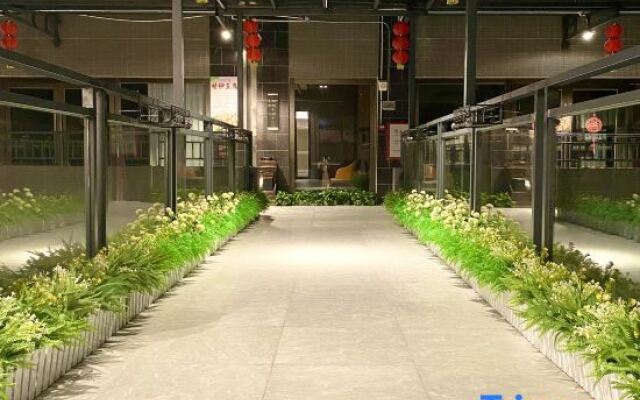 Vienna International Hotel (Luoding Xicheng Duxuan Branch)
