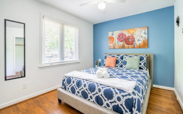 4BR Family Home - w Private Pool and Games Room