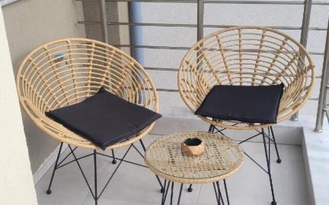 8 Blocks Apartments 4B