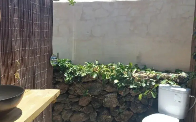 Studio With Pool, Garden and Open Roof Bathroom