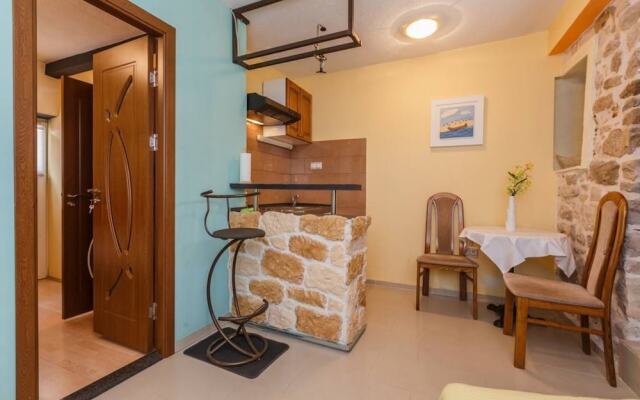 Lovely 1-bed Apartment With Patio in Kastel Stari
