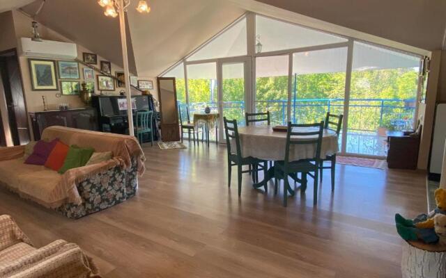 Nino's Veranda Apartment