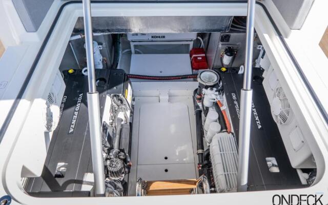 Yaloou Exclusive Yachting & More BLUEGAME 42