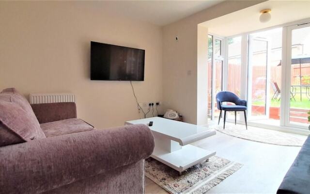 Modern 4 Bed House Sleeps 8 - Free Parking