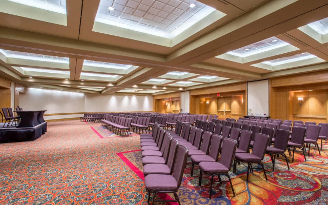 Crowne Plaza Atlanta Perimeter at Ravinia by IHG