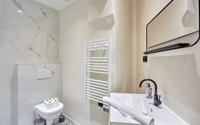 Superb Invalide Apartment Near Eiffel Tower