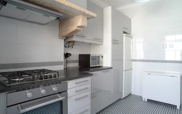 Spacious 2 Bedroom Apartment In Belem