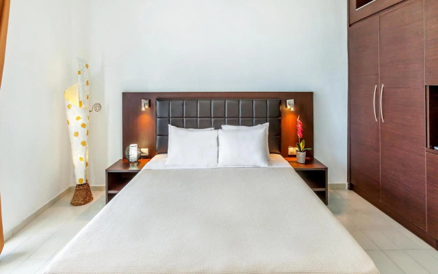 Xenios Dolphin Beach Hotel