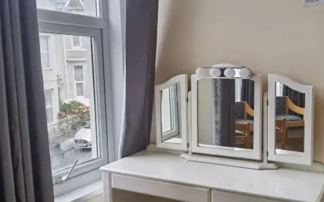 comfy 2 bedroom Apt in central area New Refurbishment