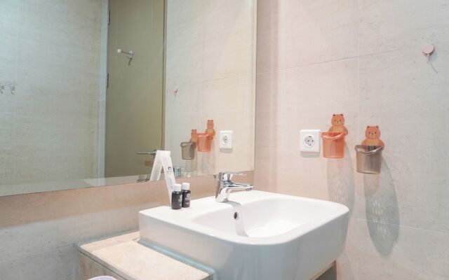 Serene And Best Location 2Br Gold Coast Apartment