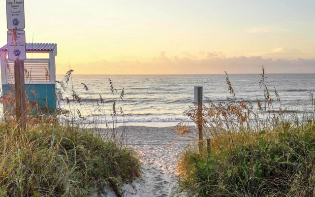 Condo w/ Balcony & Pool: Walk to 2 Beach Accesses!