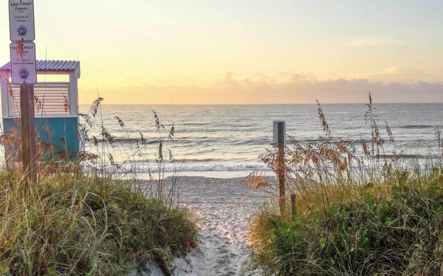 Condo w/ Balcony & Pool: Walk to 2 Beach Accesses!